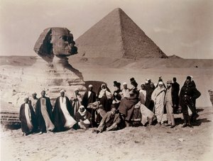 Turisti in visita alla Sfinge a Giza