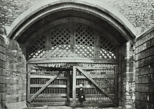 Torre di Londra, Tower Hill: Traitors Gate, 1890 da English Photographer