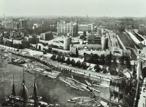 Torre di Londra, Tower Hill: da Tower Bridge, 1890 da English Photographer