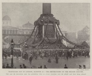 Il giorno di Trafalgar a Londra, 21 ottobre, le decorazioni della Colonna di Nelson