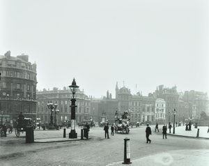 Trafalgar Square: vista est verso Charing Cross, 1896 da English Photographer