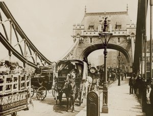 Traffico sul Tower Bridge da English Photographer