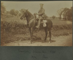 Trombettiere della Leicestershire Royal Horse Artillery in un campo di addestramento a Diss, 1914 da English Photographer