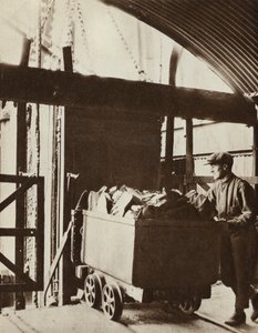 Vasca di scisto che arriva alla superficie di una miniera di scisto bituminoso a West Calder, in Scozia (foto b/n)