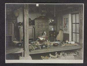 Due bambini che mangiano, dentro una casa, Album fotografico della Corea da English Photographer