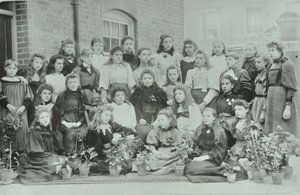 Classe sconosciuta di ragazze, 1896 da English Photographer