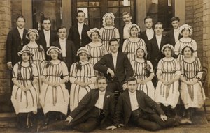 Gruppo insolito di giovani uomini e donne, inizio XX secolo (foto in b/n) da English Photographer