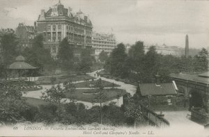 Victoria Embankment Gardens, con Hotel Cecil e Cleopatra