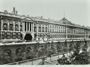Victoria Embankment: Somerset House, elevazione verso Victoria Embankment, 1896 da English Photographer