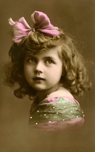 Ragazza vittoriana con un fiocco rosa nei capelli da English Photographer