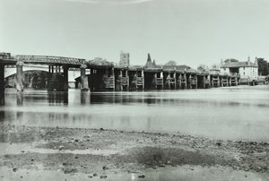 Vista dei vecchi e nuovi Putney Bridges con casa di essiccazione e chiesa di All Saints sullo sfondo, 1885 da English Photographer
