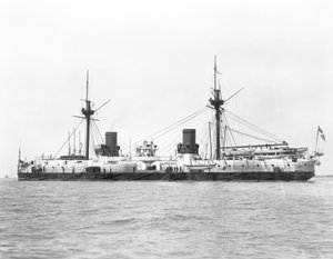 Vista della corazzata HMS Inflexible (varata nel 1876) raffigurata dopo la conversione a rig militare nel 1885 da English Photographer