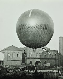 Mongolfiera Vivienne III davanti alla Wandsworth Gas Company, 1898 da English Photographer