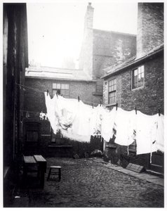 Filo per stendere i panni in Eagle and Child Yard, Hunslet, Leeds, 13 maggio 1896 da English Photographer