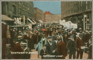 Wentworth Street, Petticoat Lane, Londra da English Photographer