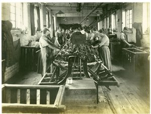 Sala di avvolgimento, fabbrica Hughes n. 2, 1923 da English Photographer