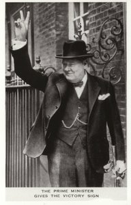 Winston Churchill mentre fa il segno della vittoria fuori dal numero 10 di Downing Street, il 5 giugno da English Photographer