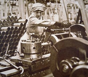 Lavoratrice in una fabbrica di munizioni in Gran Bretagna durante la Prima Guerra Mondiale da English Photographer