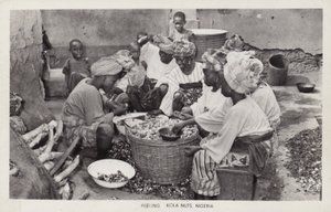 Donne che sbucciano noci di cola, Nigeria da English Photographer