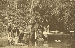 Donne che lavano i vestiti in un fiume, Sierra Leone da English Photographer