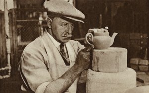 Lavoratore che produce una teiera presso la Royal Doulton, Stoke-on-Trent, Staffordshire da English Photographer