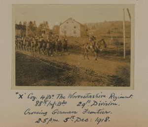 Compagnia X 4° Bn. Il Reggimento del Worcestershire, 88ª Brigata di Fanteria, 29ª Divisione, attraversando il confine tedesco alle 14:30 del 5 dicembre 1918 da English Photographer