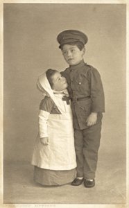 Ragazzina e ragazzino che giocano ai ruoli della Prima Guerra Mondiale da English Photographer