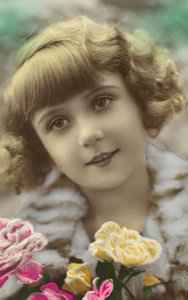 Giovane ragazza in posa con fiori da English Photographer