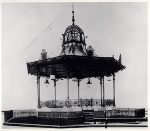 Chiosco ornamentale in East End Park, Leeds da English Photographer English Photographer
