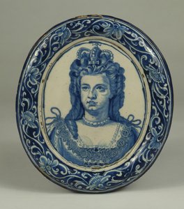 Placca ovale in porcellana blu e bianca di Delft con ritratto reale della Regina Anna, probabilmente Londra, c.1705 da English School
