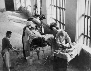 Unità di Chirurgia da Campo operante in una prigione italiana sotto il fuoco durante la Seconda Guerra Mondiale, da una collezione di 650 fotografie compilate dall