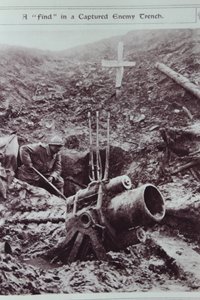 Una scoperta in una trincea nemica catturata, 1914-18 da English School