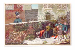 Cartolina di Natale vittoriana di ragazzi nascosti dietro un muro di mattoni che lanciano una palla di neve a un poliziotto, c. 1880 (litografia a colori)