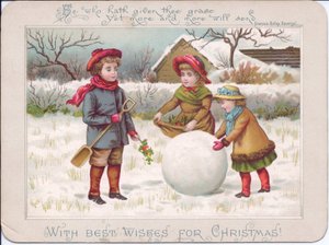 Biglietto di Natale vittoriano con tre bambini che giocano con una grande palla di neve, 1880 circa (litografia a colori)