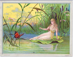 Una cartolina di auguri vittoriana di una fata sdraiata su una foglia di loto che guarda una farfalla su uno sfondo di giunchi, c.1880 da English School