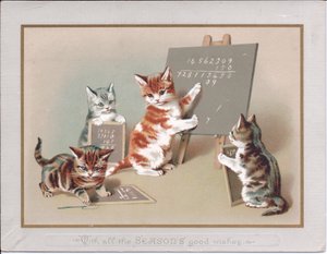 Cartolina vittoriana di un gattino che scrive su una lavagna su un cavalletto mentre altri due tengono piccole lavagnette, c.1880 da English School