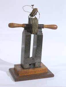 Un induttore grezzo con cui Michael Faraday (1791-1867) scoprì la legge dell