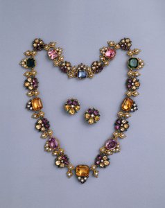 Collana Regency in oro e gioielli con topazi taglio cuscino, ametiste, tormaline rosa, smeraldi, zaffiri e peridoti, con un paio di orecchini a fiore, c.1810