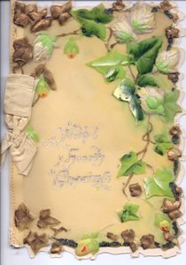Cartolina di auguri in plastica con edera dorata e verde in rilievo e un fiocco beige, circa 1910