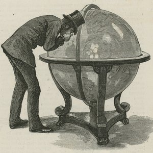 Un uomo di Lloyds che studia un globo da English School