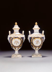 Coppia di vasi a due manici Chelsea-Derby e due coperchi, c.1775 da English School