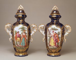 Coppia di vasi oviformi lobati di Chelsea con coperchi, raffiguranti amanti tra gli alberi, c.1765 da English School