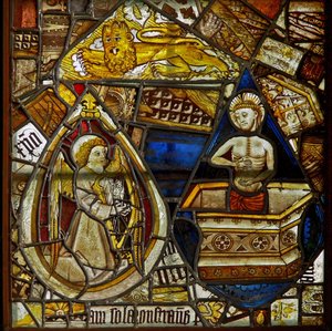 Un pannello nella finestra est che raffigura Cristo della Pietà che risorge dalla tomba; anche un angelo musicista con un