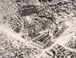 Veduta aerea di Ypres nel 1915 dopo la Prima e la Seconda Battaglia di Ypres, da 