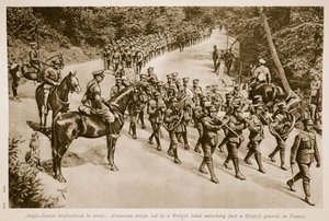 Fratellanza anglosassone in armi: truppe americane guidate da una banda britannica che sfilano davanti a un generale britannico in Francia, 1914-19 da English School