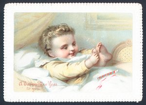 Bambino a letto che gioca con le dita dei piedi da English School