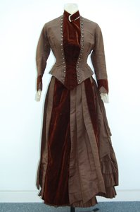 Vestito marrone (gonna e giacca piccola), c.1875 da English School