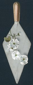 Cazzuola da muratore e fiori