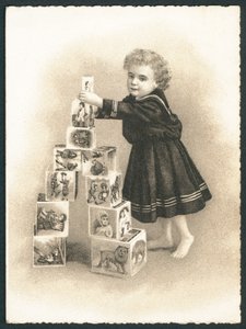 Bambino che gioca con i blocchi da costruzione