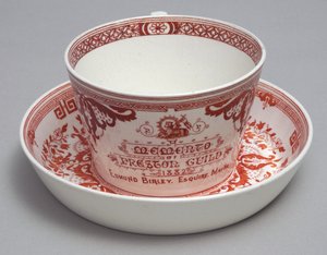 Tazza da tè commemorativa e piattino con la scritta A Memento of Preston Guild 1882, Minton, Inghilterra, c.1882 da English School